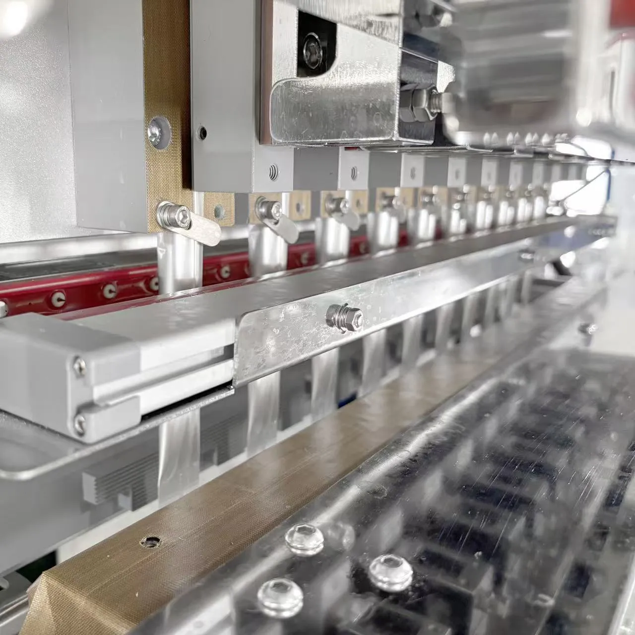 وحدة الختم والقطع الحراري لآلة تعبئة سائل العسل متعددة الطبقات