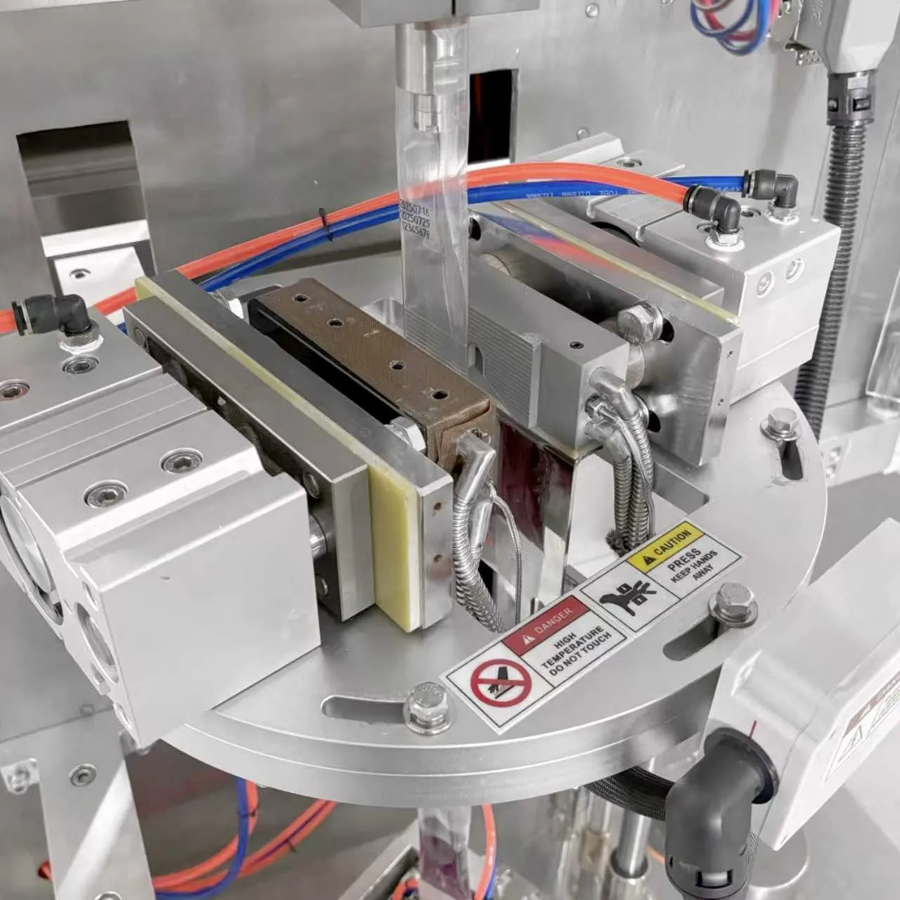 عرض تفصيلي لنظام تعبئة السائل وهيكل الختم لآلة تغليف عصير العنب